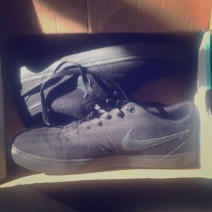 Nike sb shoes black shoes never worn (size 9)